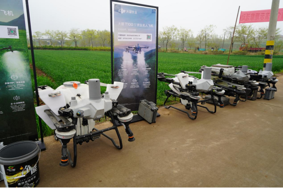 山东省十百千万农机推广大行动枣庄市峄城区小麦无人机植保技术推介与演示观摩活动成功举办_4.jpg