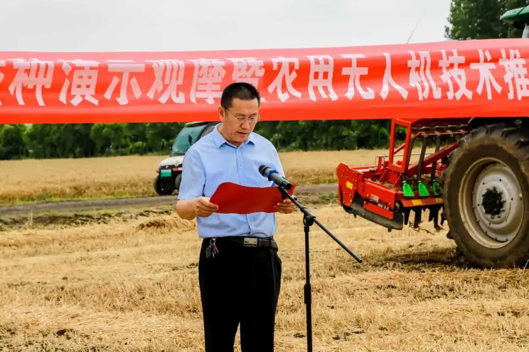 枣庄市小麦低损收获和玉米高质量播种演示观摩暨农用无人机技术推介活动成功举办_3.jpg